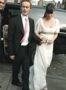 Liv Tylor con un discreto vestido de novia de Alexander McQueen