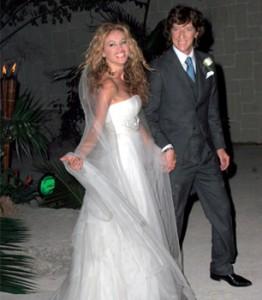 Paulina Rubio en su boda con Nicolás Vallejo Nágera luciendo un vestido de novia palabra de honor