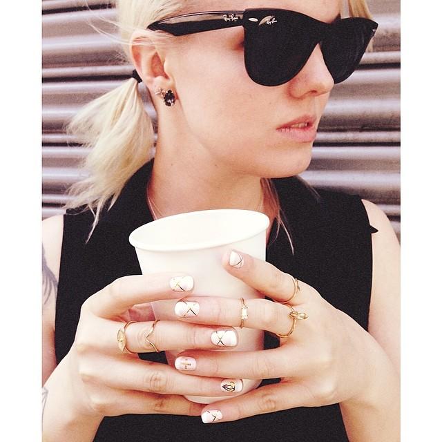 uñas-originales-doradas-adoraideas