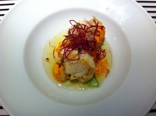 Vieira con aceite de jamón ibérico, huevas de trucha y espárragos verdes