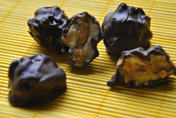 Fáciles bombones para los más golosos nueces pegados en mantequilla de cacahuete y recubierto de chococlate