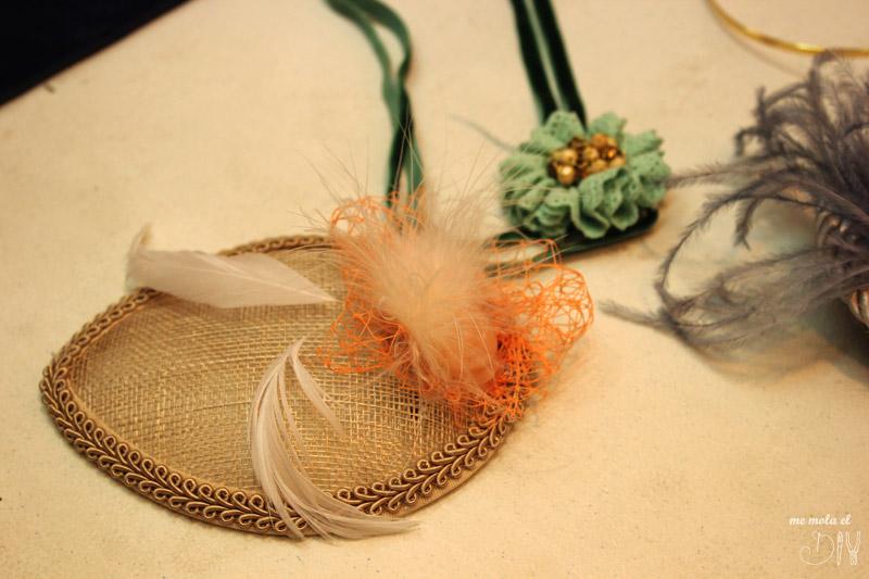 tocado beis y plumas para invitada de boda