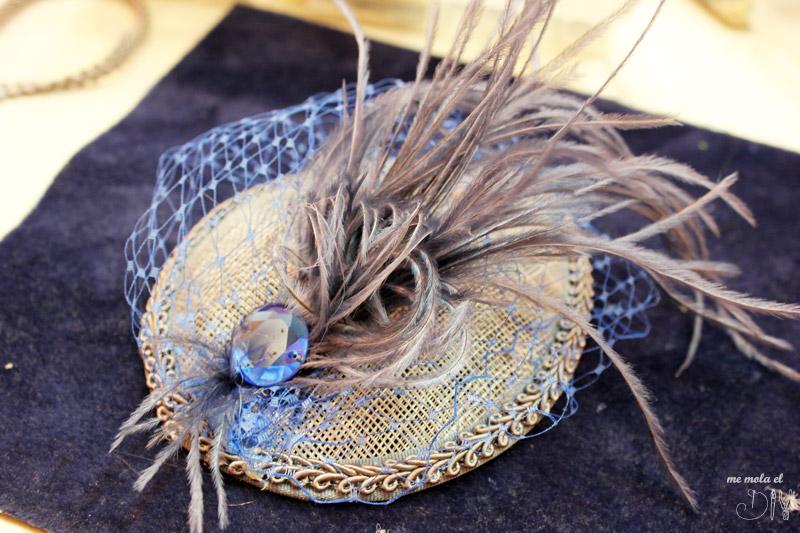 tocado para invitada con plumas en azul electrico y gris