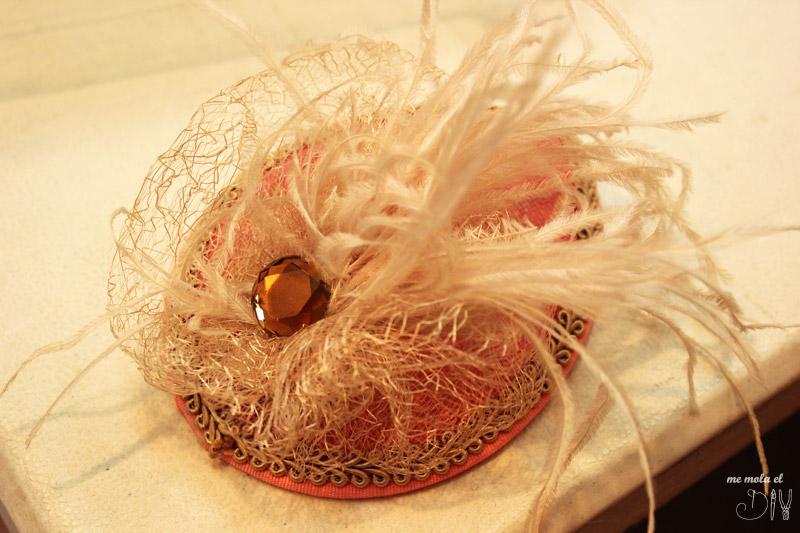 tocado para invitada boda con plumas de color salmon