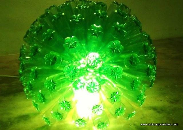 Lámpara realizada con 125 botellas de plástico recicladas - Lamp made with 125 recycled plastic bottles