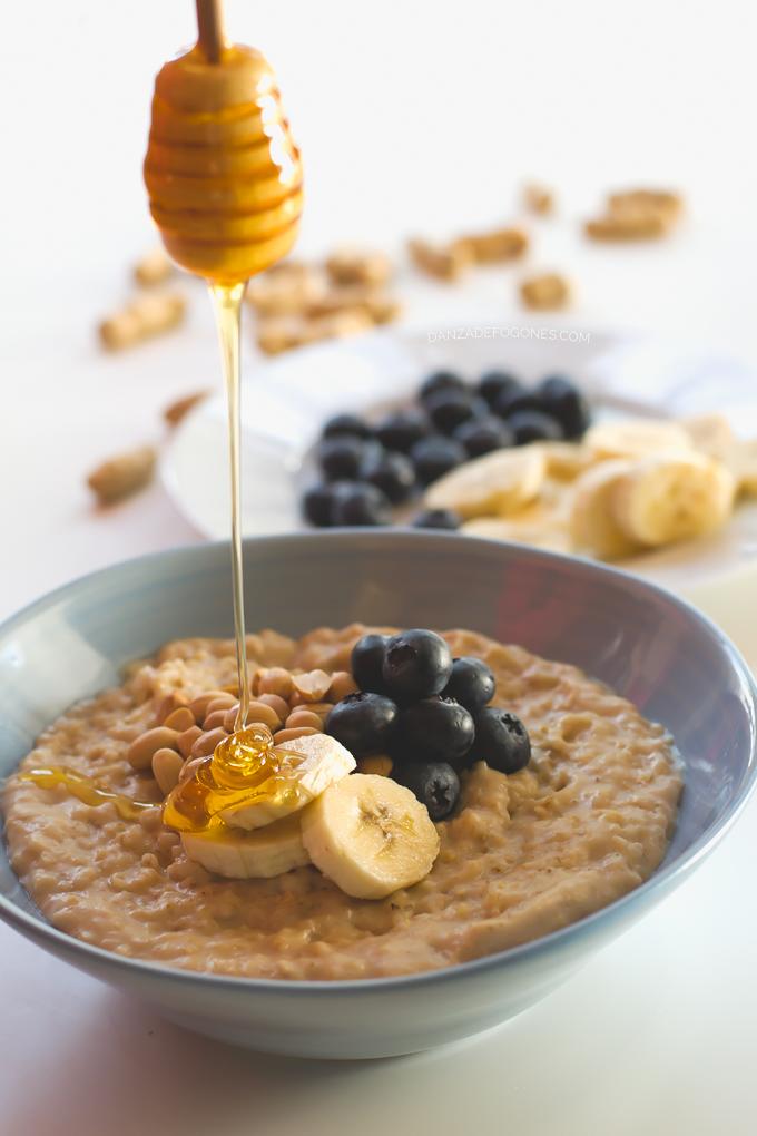 Gachas de avena con arándanos. Son veganas y están buenísimas | danzadefogones.com