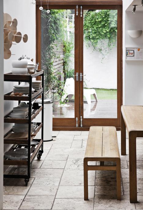 Vivienda en blanco, negro y madera | Decoración