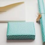 Envolver regalos con papel childhood daily like