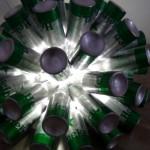 Lámpara realizada con 50 botellas de cerveza. Reciclado Creativo. Rosa Montesa