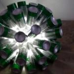 Lámpara realizada con 50 botellas de cerveza. Reciclado Creativo. Rosa Montesa