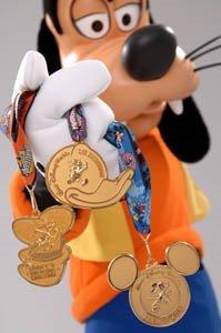 #Goofy entregando medallas en #disneyrun