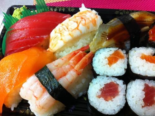 Bandeja de Sushi variado: Sushi Niguiri y Maki Sushi
