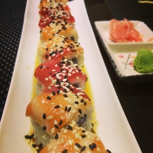 Sushi Uramaki occidental: el Rainbow Roll
