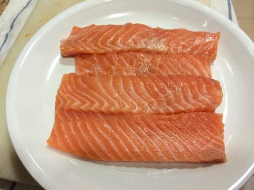 Cuatro piezas de salmón cortado