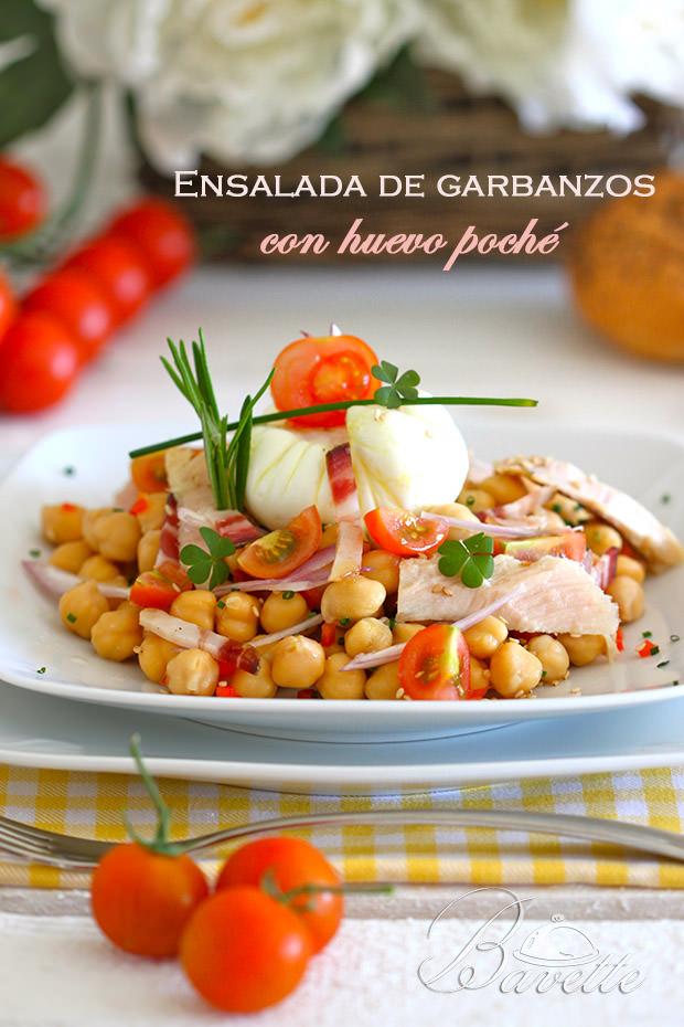 Ensalada de garbanzos al tomillo con huevo poché y aceite de ajonjolí