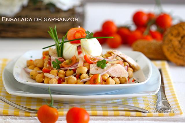 Ensalada de garbanzos al tomillo con huevo poché y aceite de ajonjolí
