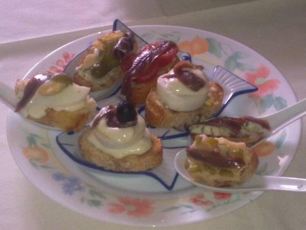 Tostas y canapés variados con anchoa
