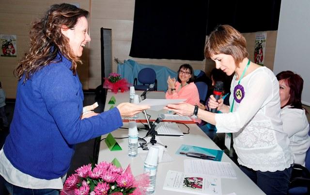 Inma Marcos recibe el certificado del premio obtenido