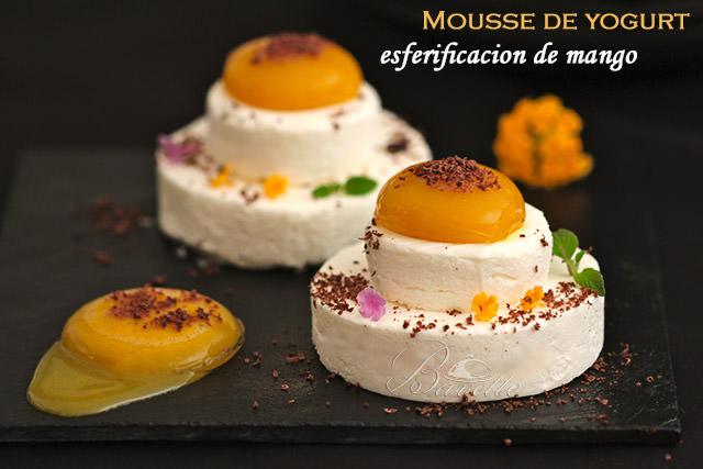 Mousse de yogurt con esferificación de mango