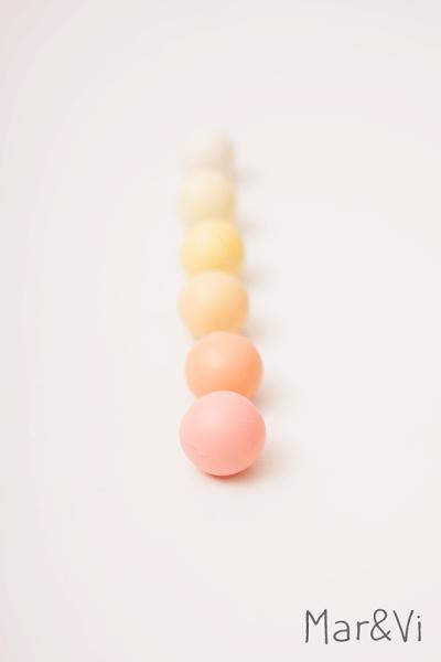un collar en colores pastel con fimo