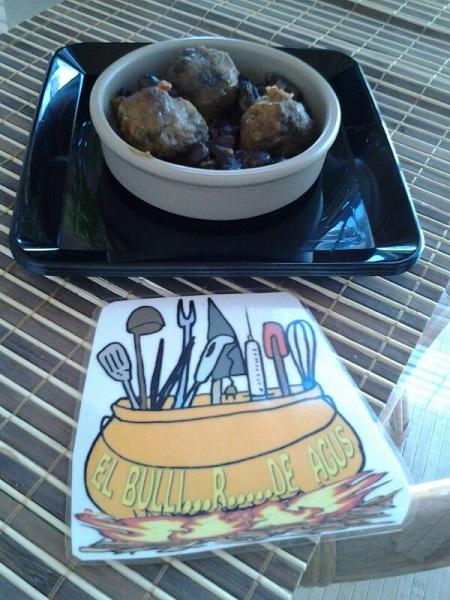 Albóndigas picantonas con salsa de frijoles