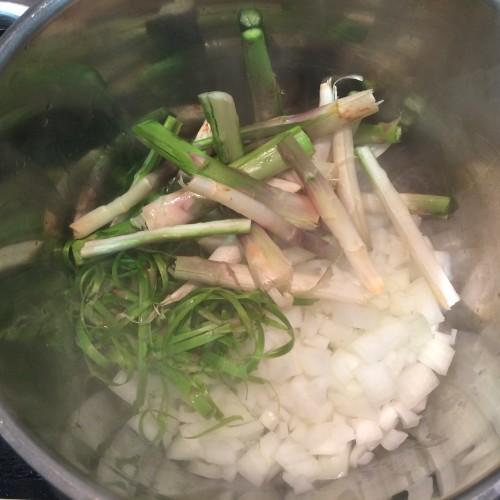 Preparando el caldo de verduras con los tallos de los espárragos y cebolla.