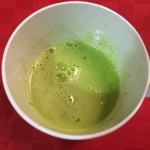 Triturando unos espárragos para dar color al risotto