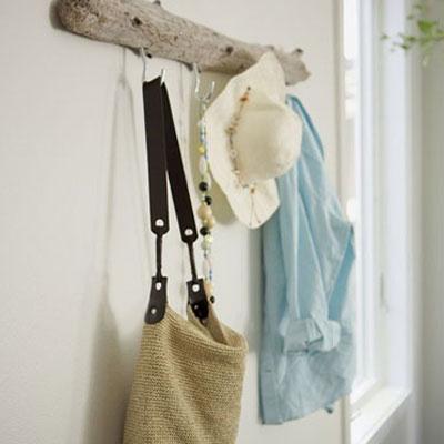 un perchero con ramas del bosque