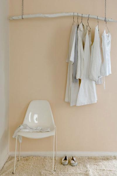 un perchero con ramas del bosque