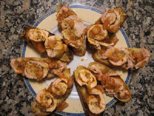 Pechugas de pavo con tostadas y tomate