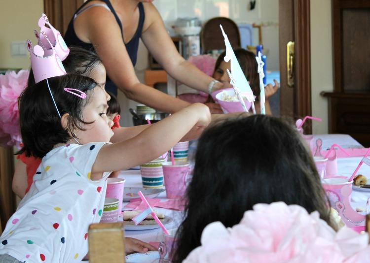 Niñas con coronitas de Princesa