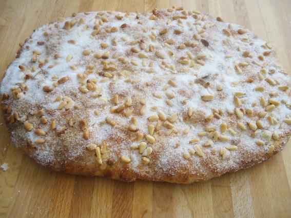 Coca brioche de piñones