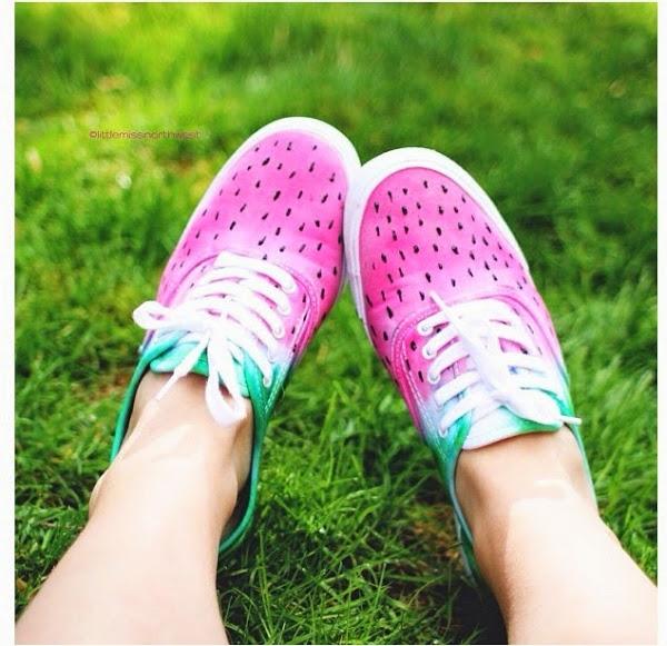 Zapatillas pintadas a mano con inspiración sandia