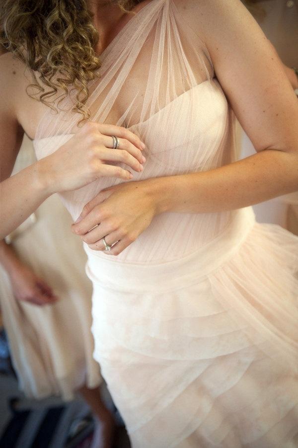 Vestido de novia con escote asimétrico