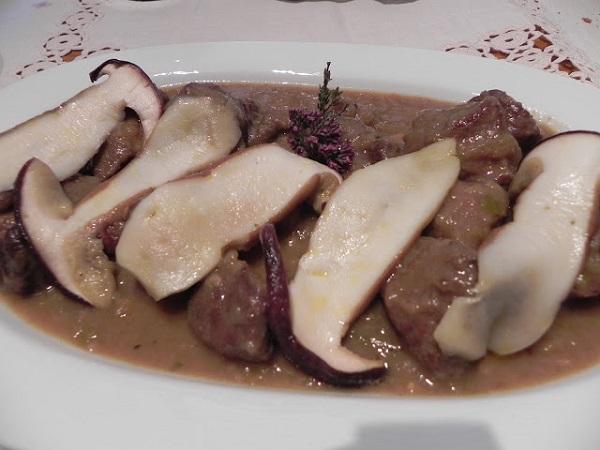 Jabalí en suave salsa de hongos