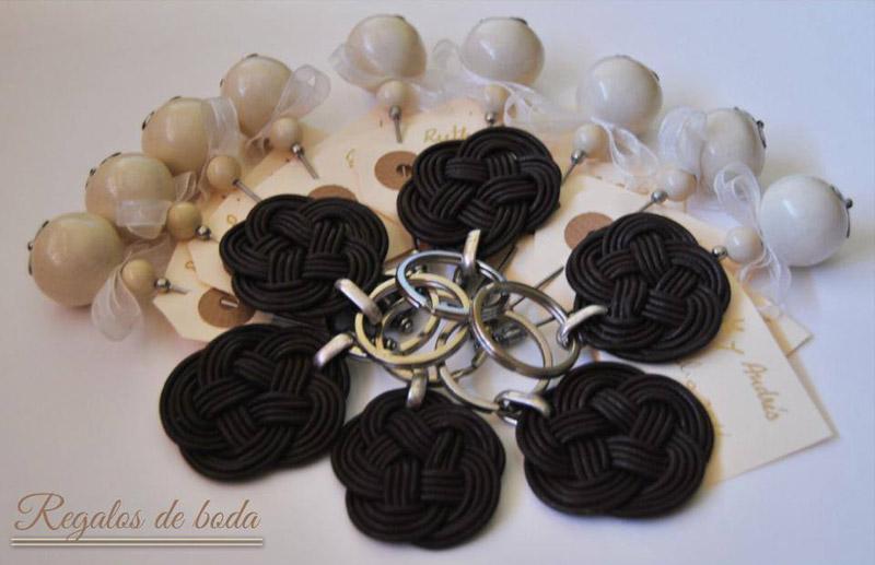 alfileres para las invitadas de boda y llaveros de cuero para los chicos