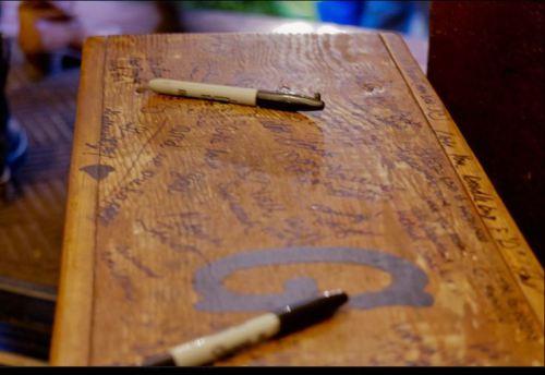 colores-de-boda-libro-firmas-banco-madera-9