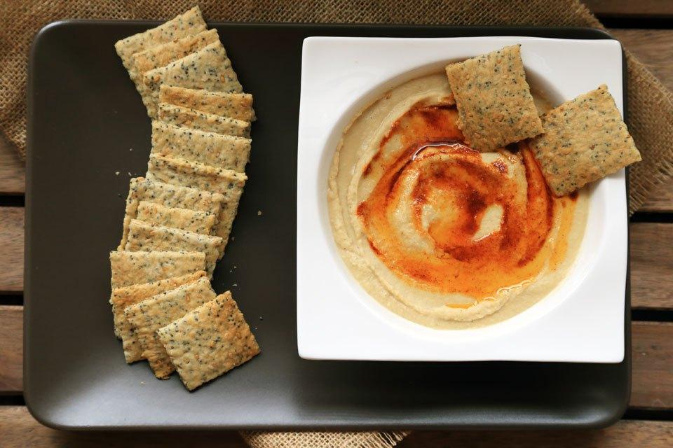 Hummus con galletas de sesamo y amapola