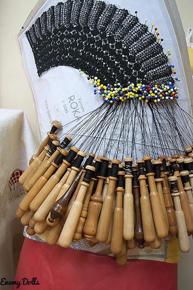 Almohada de palillo con una labor empezada