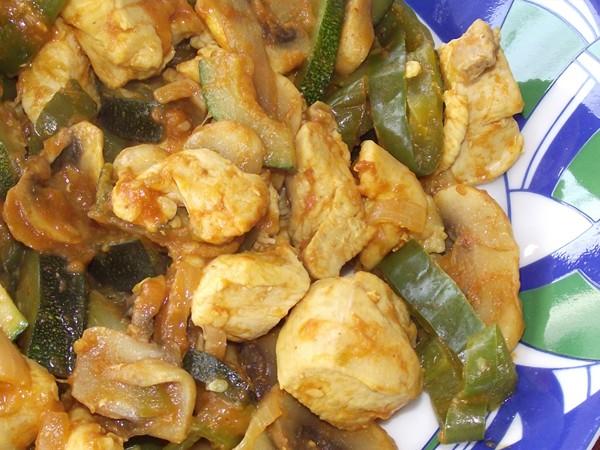 Pollo y vegetales al curry