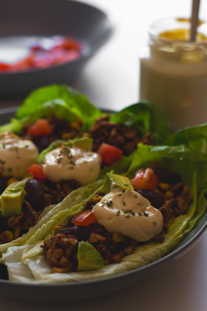 Tacos veganos de lechuga con crema agria casera | danzadefogones.com