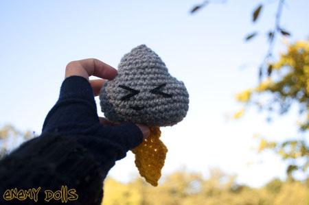 Broche con forma de nube - Enemy Dolls