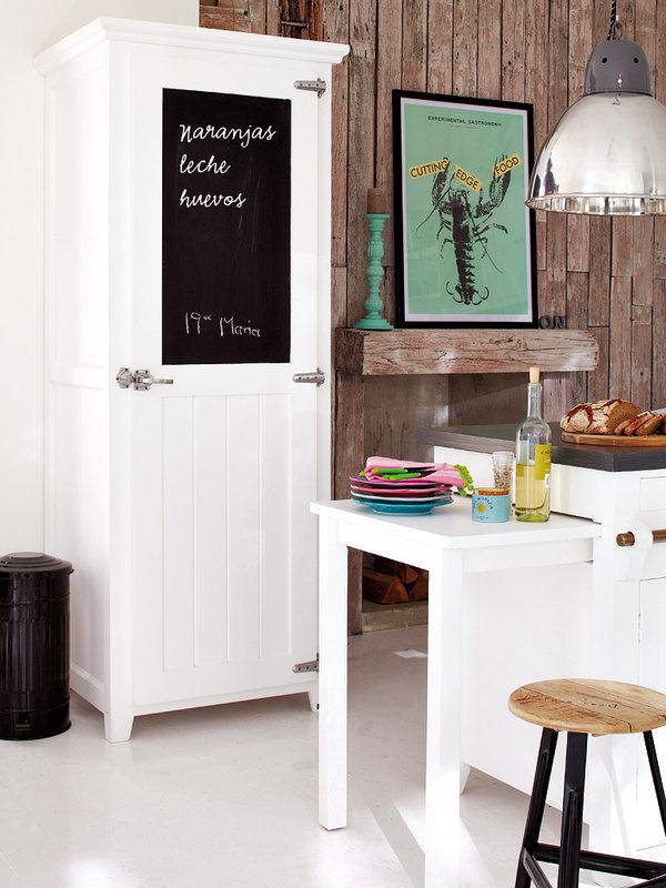 una cocina de campo con una alacena