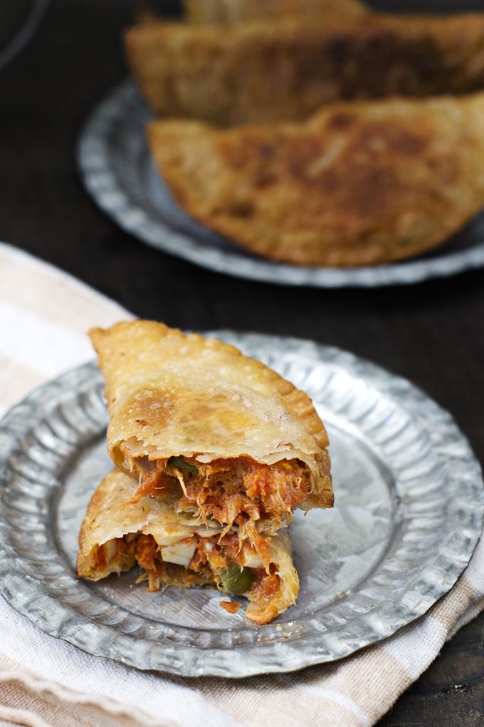 empanadillas de atñun, huevo y alacaparras