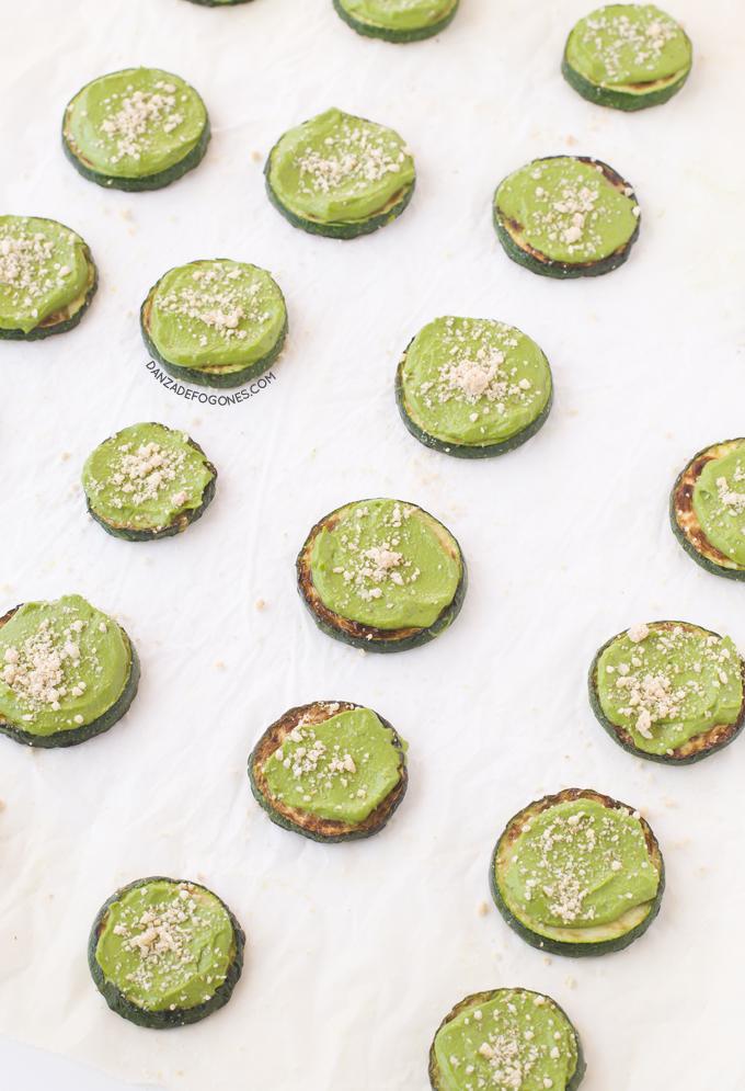 Mini pizzas de Calabacin con pesto y parmesano | danzadefogones.com