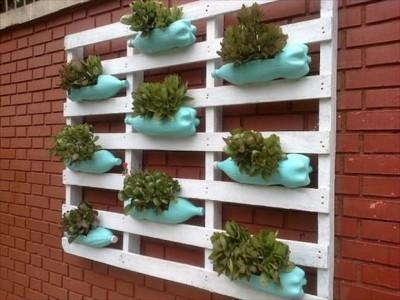 decorar con palets reciclados botellas jardin