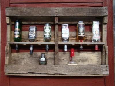 decorar con palets reciclados botellero bar