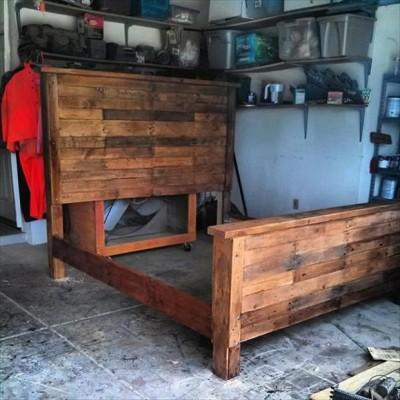 decorar con palets reciclados cama