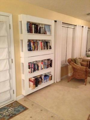 decorar con palets reciclados estanteria libros