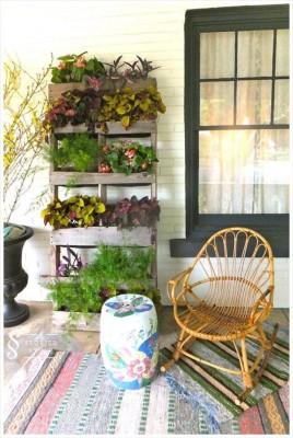 decorar con palets reciclados estanteria plantas